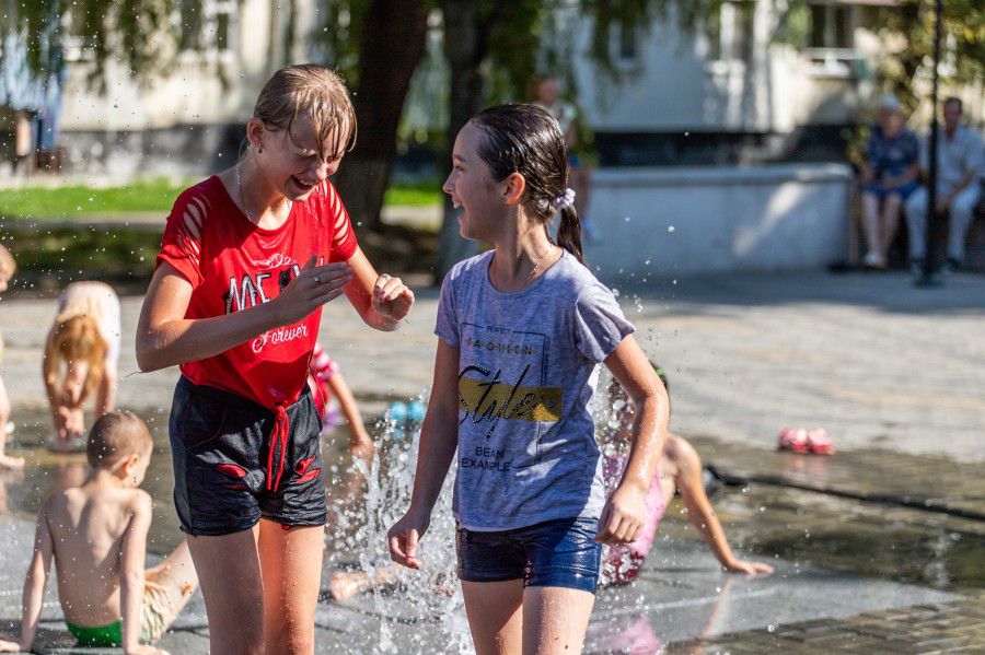 Діти міста насолоджуються водою та літом | Фото: Любов Карташова