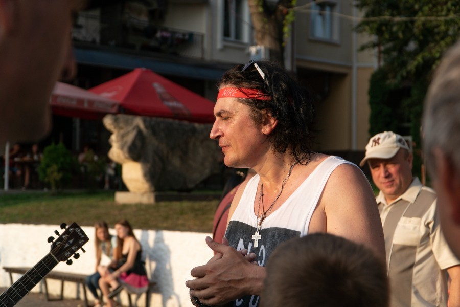 Музикант зізнається, що дуже вдячний калушанам, які прийшли на концерт, і ледь себе стримав, аби не заплакати | Фото: Во