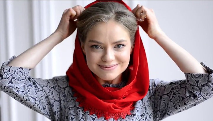 З жовтня в Україні можна буде фотографуватися на паспорт у головному уборі.