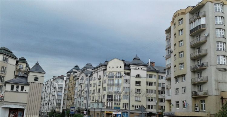 Учорашні сільські жителі скуповують житло у місті. | Фото: Людмила Стражник