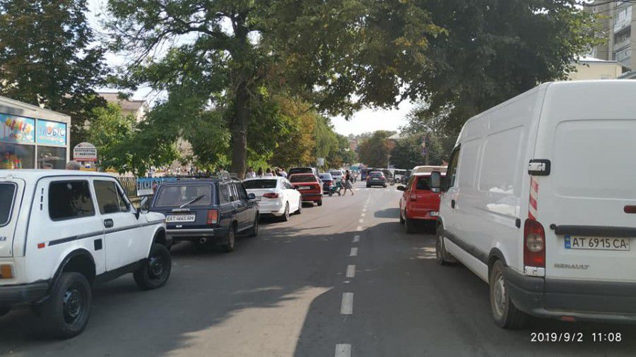 Дорога у Калуші перетворилася на місце для паркування автомобілів.