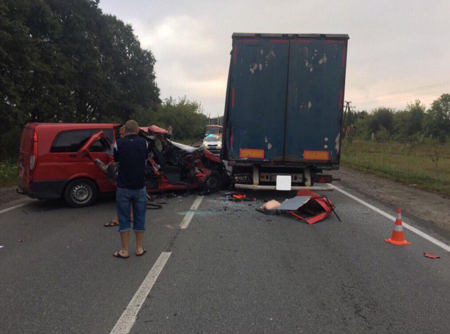 20-річний пасажир Mercedes Benz Vito, який сидів на передньому пасажирському сидінні, загинув на місці