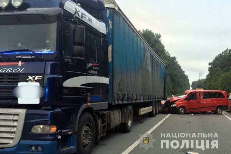 У результаті аварії 20-річний пасажир &laquo;Мерседеса&raquo; загинув на місці події.