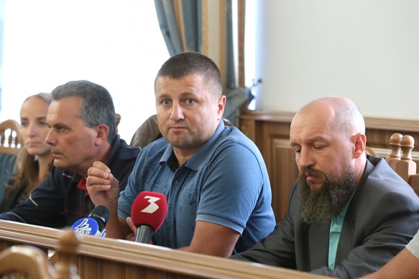 На думку голови Спілки ветеранів АТО, це затягування є навмисним &mdash; палиці в колеса атовцям вставляють спеціально