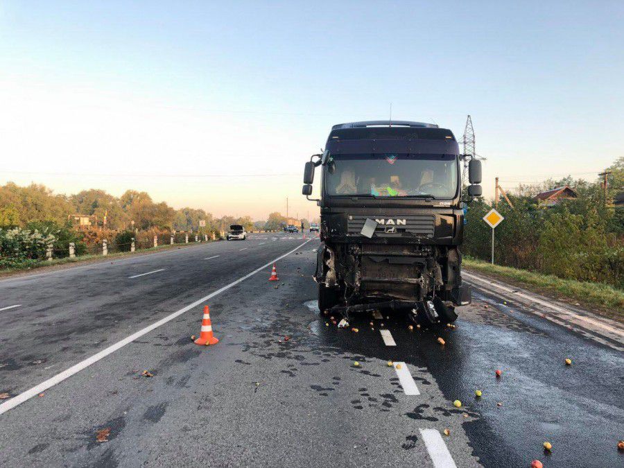 Легковий автомобіль Ford виїхав на головну дорогу, де зіткнувся з фурою