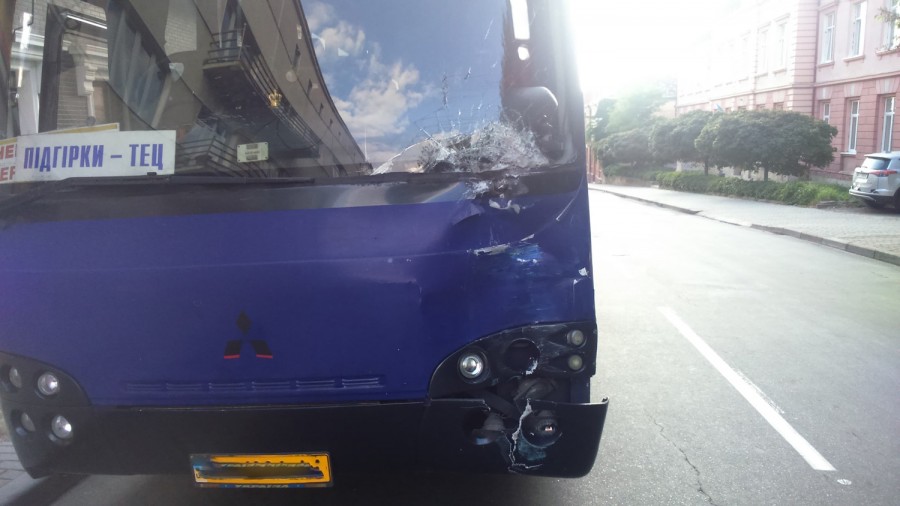 На цій ділянці вулиці доволі складно проїхати через хаотично припарковані автомобілі з обох боків | Фото: Ігор Мудрик, Ю