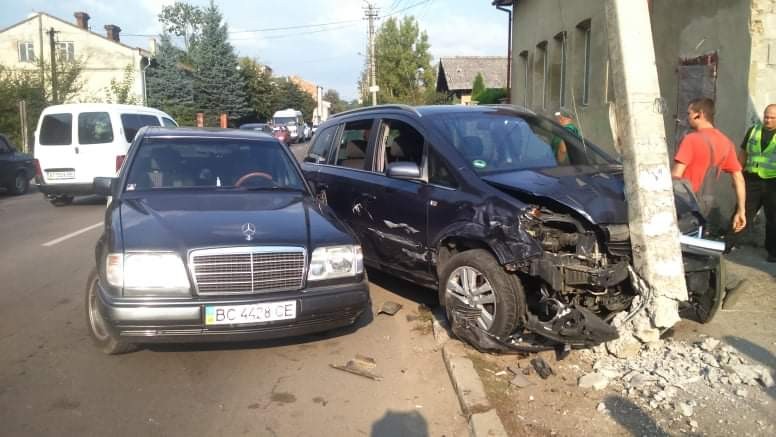 "Опель" відкинуло вліво прямісінько у бетонну опору лінії електропередач | Фото: Ігор Мудрик, "Вікна&quot