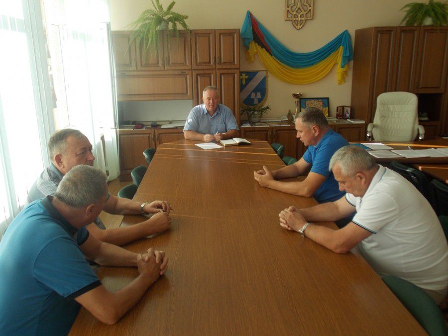 На зустрічі з перевізниками йшлося про дотримання умов договору та графіків руху пасажирського автотранспорту.