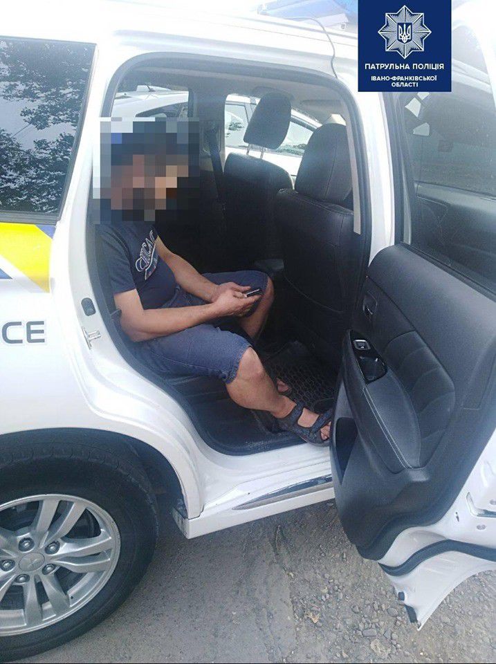 Патрульні викликали на місце слідчо-оперативну групу міського відділу поліції для подальшого з'ясування обставин. 