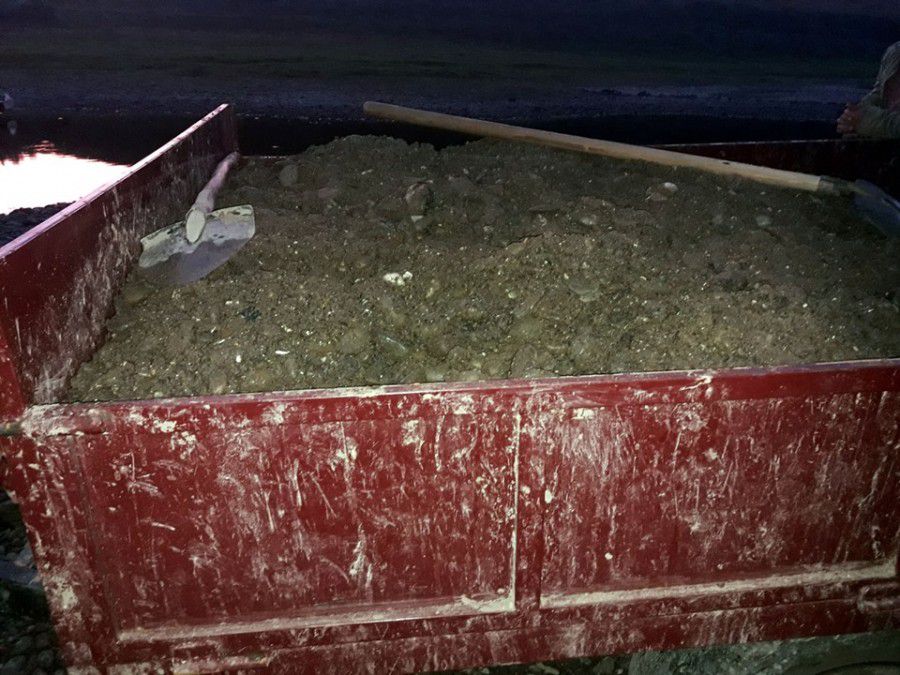 Винуватець залишив навантажений гравій та пісок на місці добування.