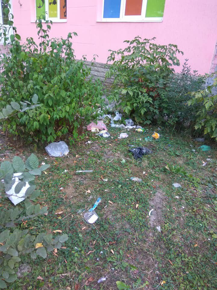 Біля будинку &mdash; повний безлад та жахливий сморід.