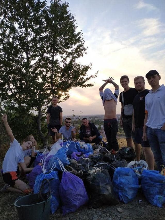 Небайдужі калушани прибрали територію оглядового майданчика