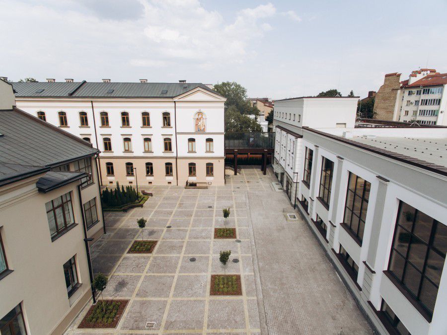 У новій будівлі передбачені відповідні великі приміщення їдальні, спортивного та актового залів