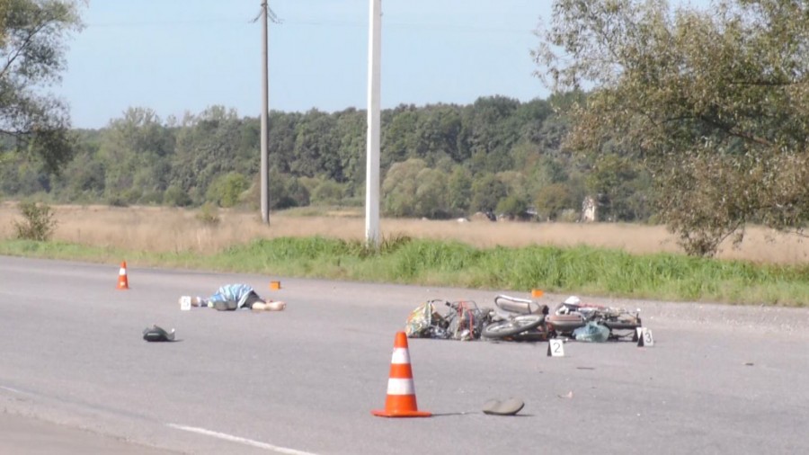 Поспішність та неуважність скутериста вартувала йому життя