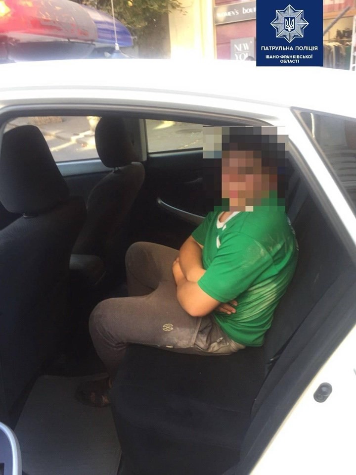 Юнак не зміг пояснити поліцейським причину такої своєї поведінки.
