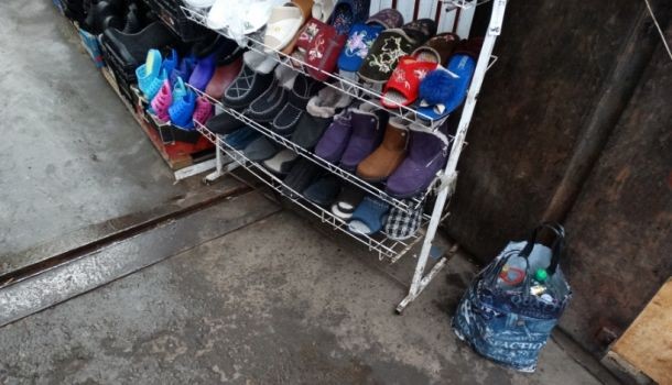 Продавець залишив пакет з сурогатом на ринку.