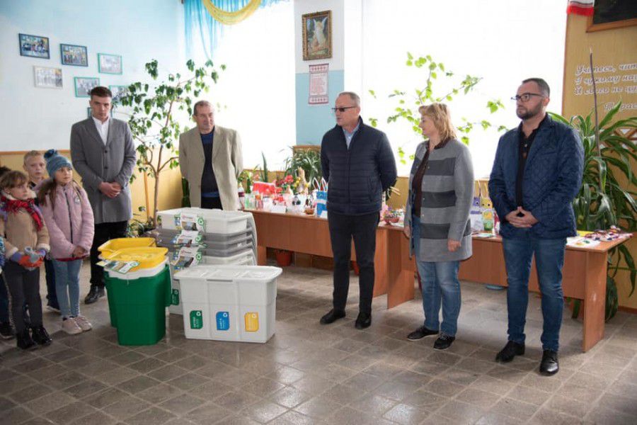 Ліцеїсти та педагоги впроваджують у навчальному закладі культуру сортування сміття.