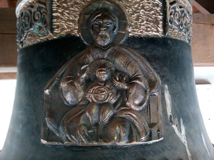 Найбільше в Копанках краєзнавців вразив дзвін 1920 року вагою близько 500 кг | Фото: Василь Фіцак