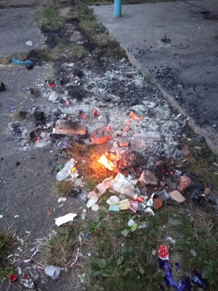 Палети, облаштовані для відпочинку, поламали і спалили