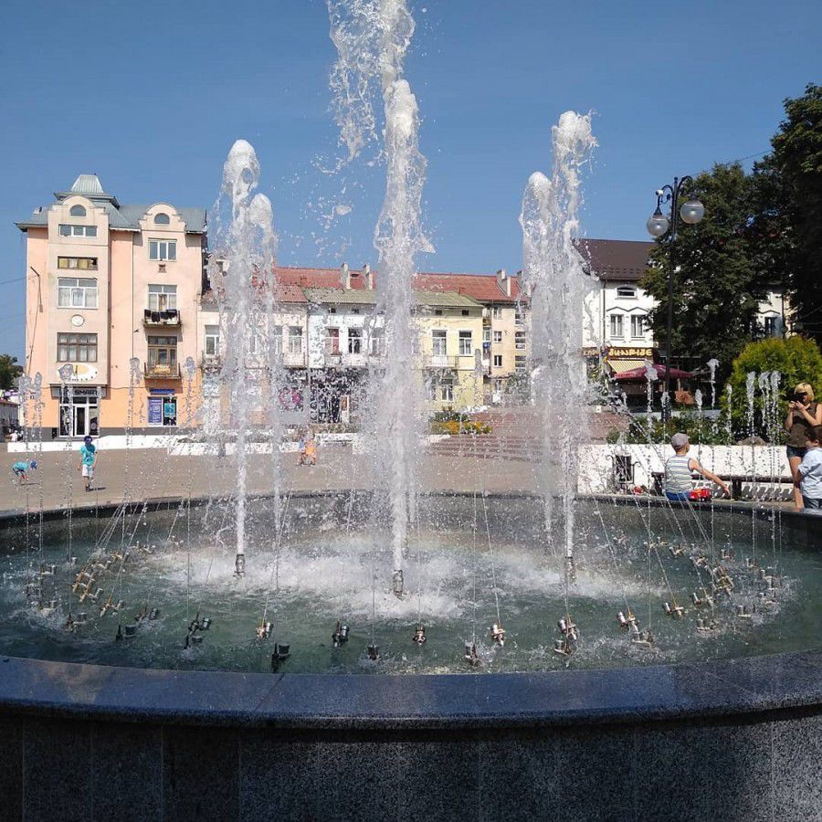 Фонтан на площі Героїв працюватиме до 15 жовтня | Фото: Юля Дранчук