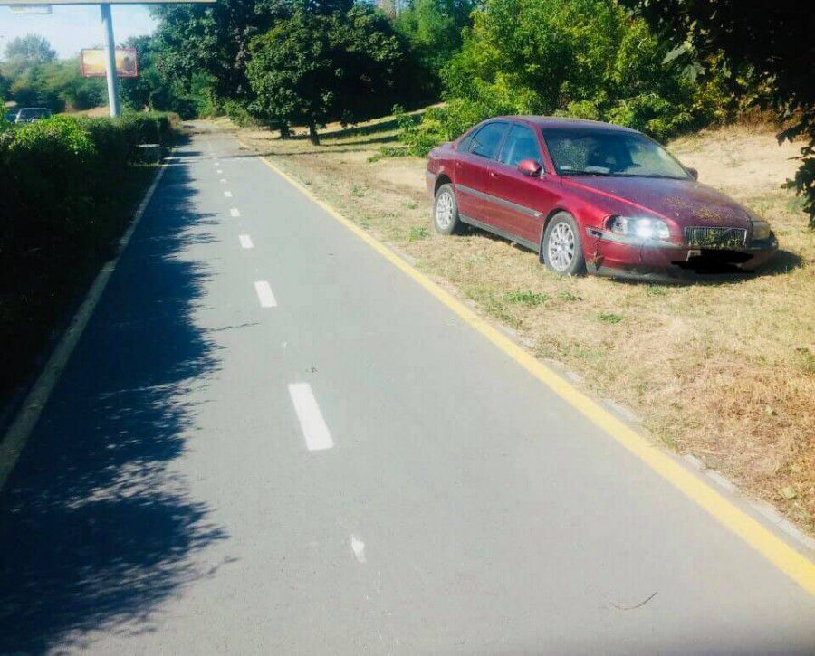 Водій не впорався з керуванням і з'їхав з дороги.