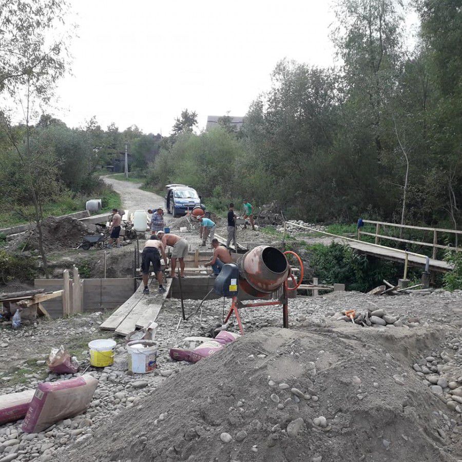 Мешканці самостійно відбудовують міст, який зруйнувала стихія. | Фото: Група "Петранка" у соцмережі
