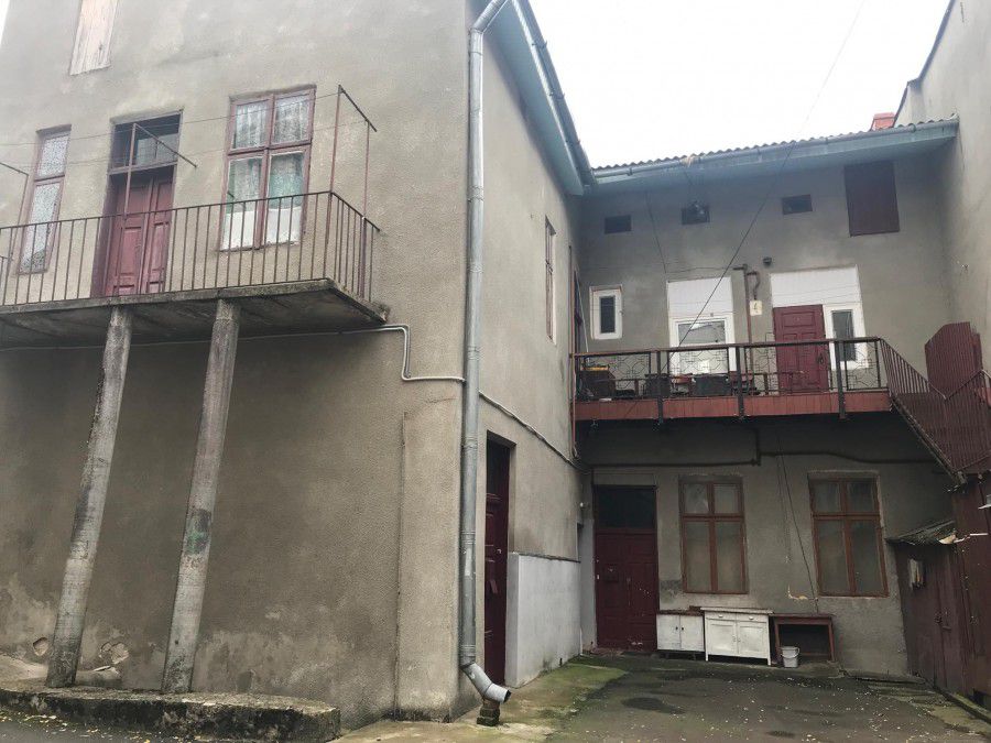 Жителі кажуть, що якби власними силами не підштукатурювали будинок, то навряд чи би ще не існувала сама будівля