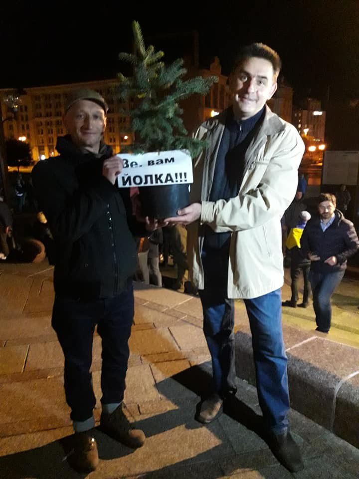 Учасники протесту принесли на Майдан "йолку" | Фото: Дмитро Шурхало/Facebook