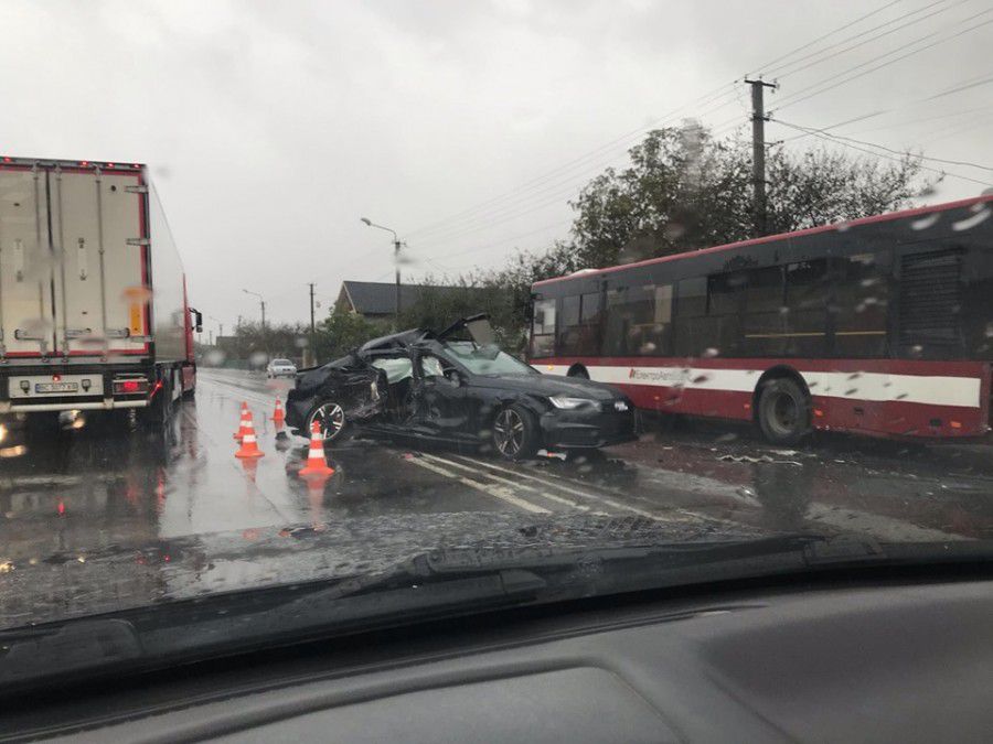 Некерована після ДТП автівка залетіла в автобус