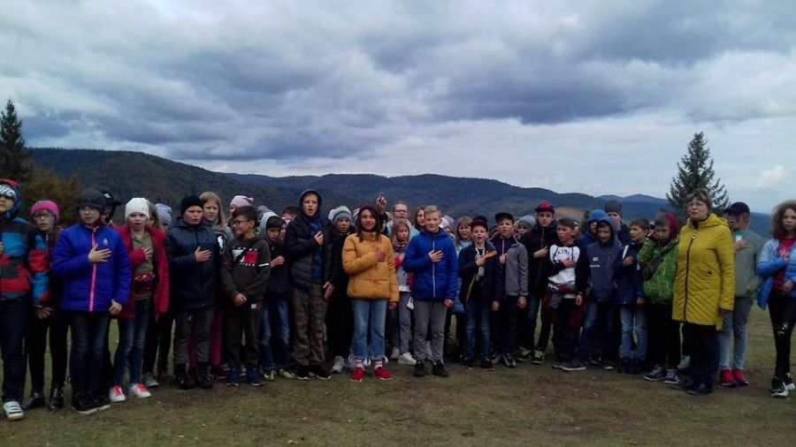 Гімназисти здійснили сходження на гору в Карпатах.