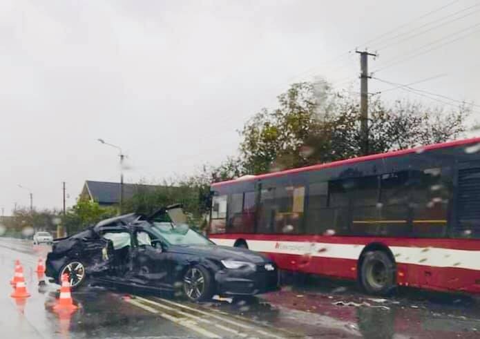 Внаслідок аварії тілесні ушкодження отримали водій і  пасажир &laquo;Audi A 4&raquo;.