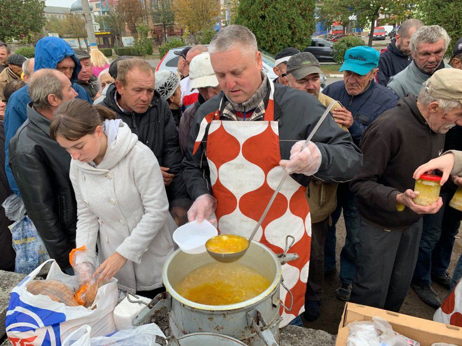 Їжу калушани можуть забирати із собою, адже буває холодно або ж дехто соромиться їсти на вулиці