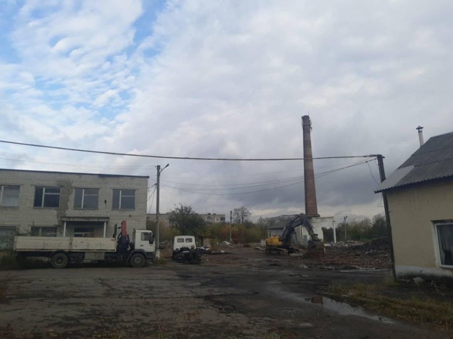 Залишилось знести ще одну двоповерхову будівлю та димову трубу.