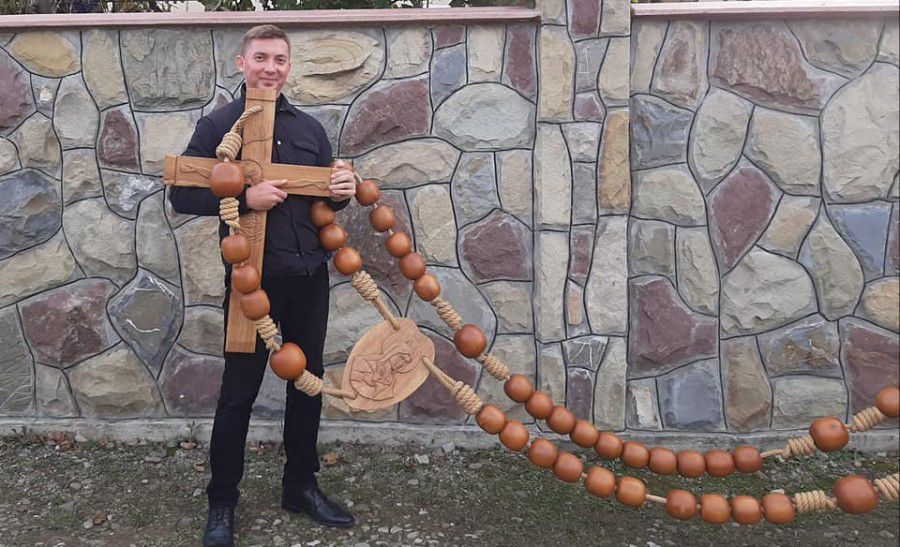 Спеціально для нічних чувань парафія Покрови Пресвятої Богородиці придбала 70-кілограмову вервицю