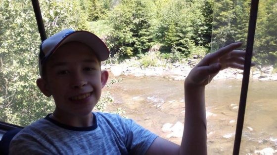 До 14 років Вадим жив повноцінним життям, а потім раптово став безпорадним: відмовили руки і ноги