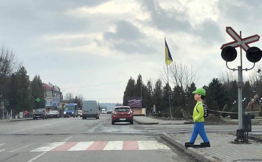 Попереджувальні манекени мають вигляд школярів, які намагаються перейти дорогу. 