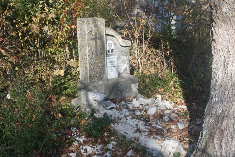 Могили на старому цвинтарі зруйнували