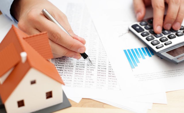 Ілюстрація. Якщо у громадянина наявна заборгованость за житлово-комунальні послуги, житлова субсидія на наступний сезон 