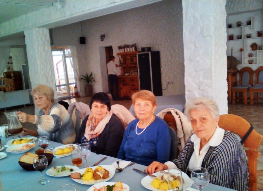 Напередодні Дня людей похилого віку для слухачок Університету третього віку кафе та ресторани Калуша влаштували благодій