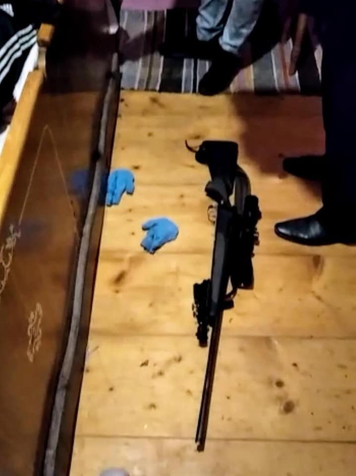 Правоохоронці встановили, що громадянин, 1990 року народження, який проживав сам, покінчив з життям, вистріливши собі в 