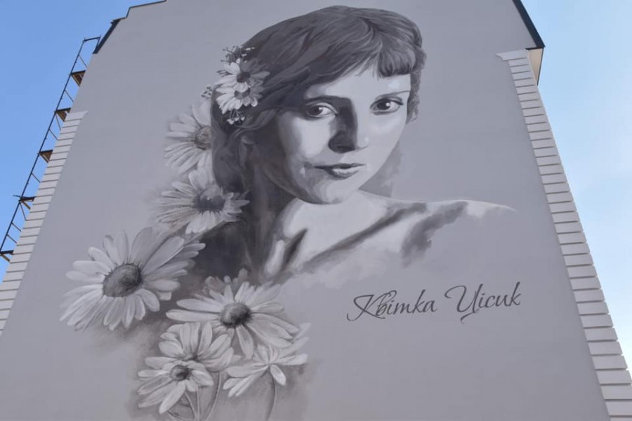 Франківські підприємці підхопили ініціативу і на новозбудованому будинку створили мурал Квітки Цісик