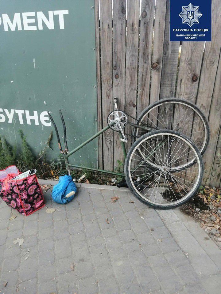 Водійка прибрала велосипед з дороги і поїхала