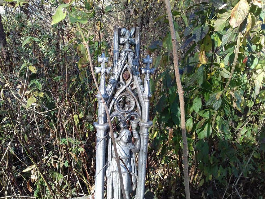 "Мисливці" за металом "полюють" на огорожі та хрести