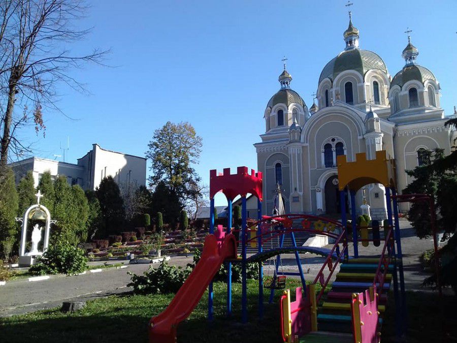 Дитячий майданчик встановили на подвір'ї церкви святого Михаїла