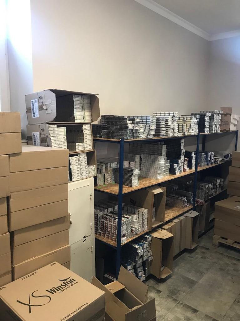 Правоохоронці вилучили понад 100 000 пачок тютюнових виробів із підробленими марками акцизного податку