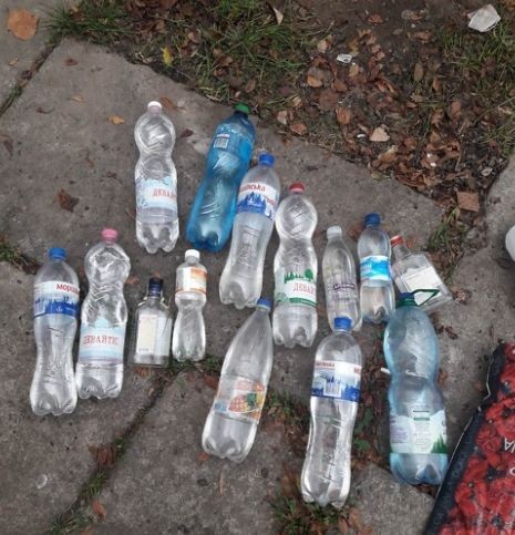 Спирт знаходився у пластмасовій та скляній тарі