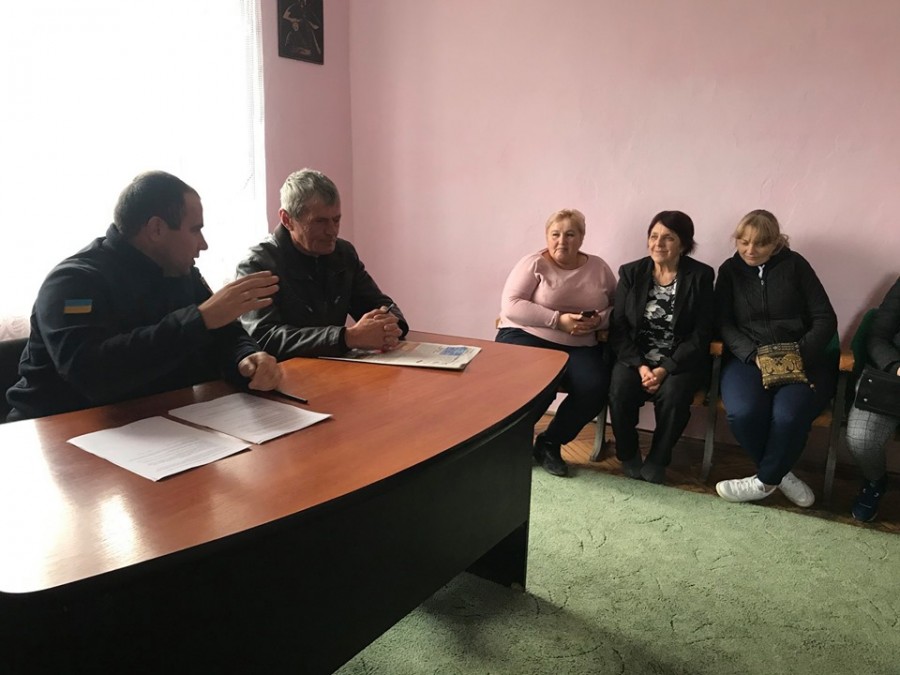 Рятувальники ознайомлюють людей з правилами пожежної безпеки