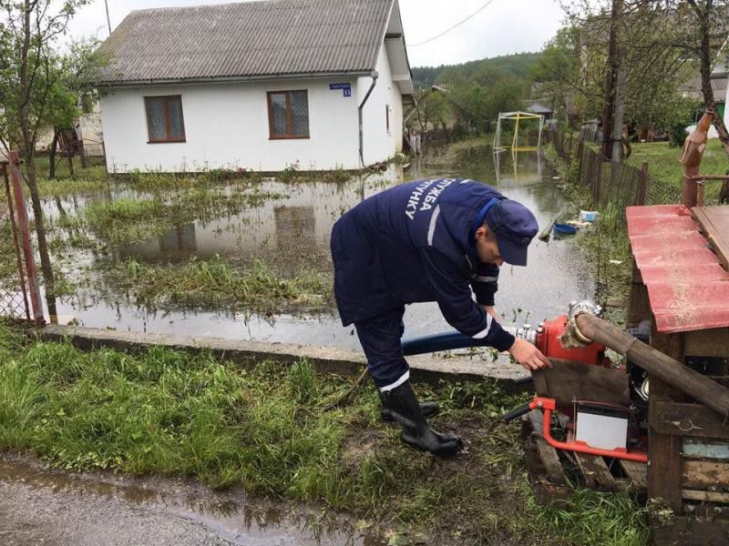 Ілюстрація. Під час стихії на Загір'ї все затоплює &mdash; змішуються септики, вигрібні ями і криниці