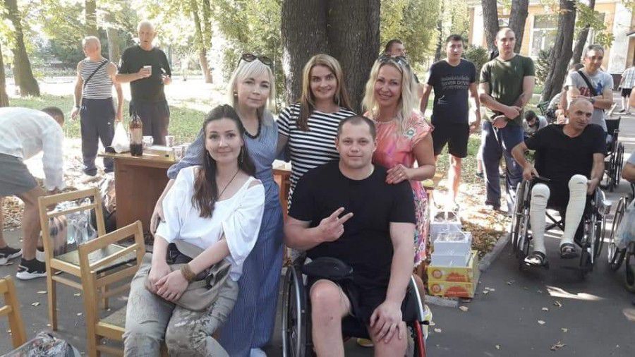 Олег Івахнюк уже переніс 22 операції і зараз проходить тривалу і виснажливу реабілітацію | Фото: Лілія Блохіна