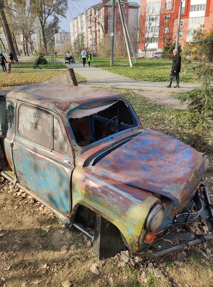 Вандали знищили цікаву фотозону, встановлену в сквері "Первоцвіт"